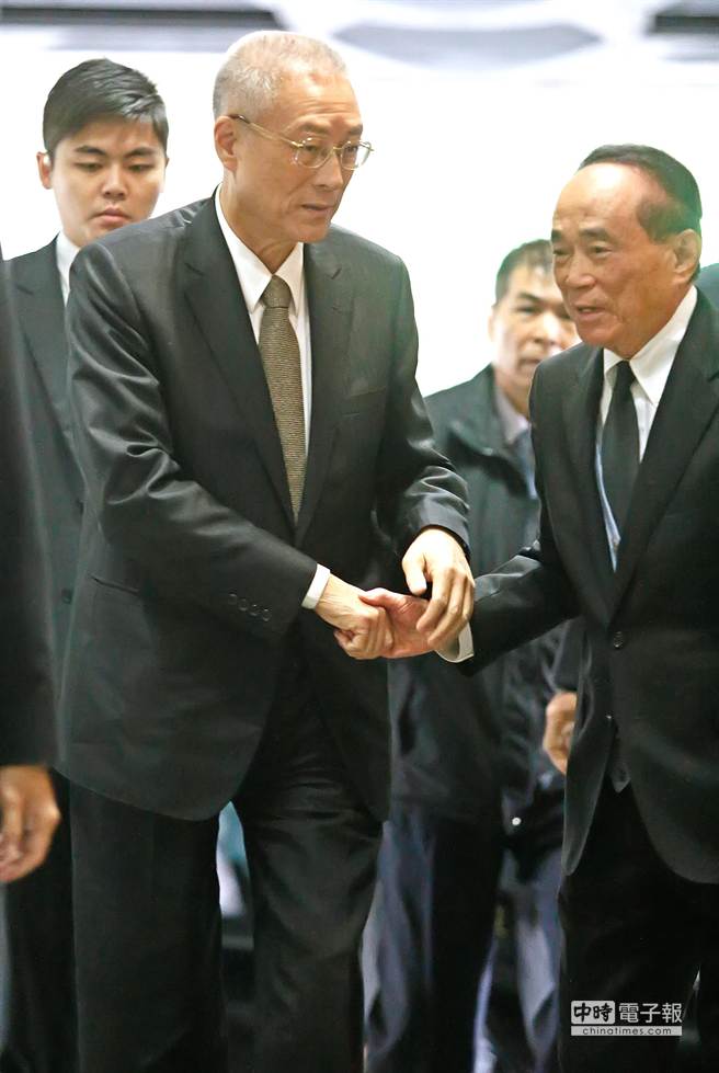 馬英九慰留成功,吳敦義(中)確定留任國民黨副主席,并暫代黨主席 馬英九慰留成功,吳敦義(中)確定留任國民黨副主席,并暫代黨主席