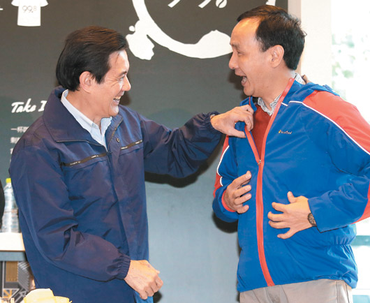 馬英九幫朱立倫拉拉鏈 同臺互動變熱絡(圖) 馬英九幫朱立倫拉拉鏈 同臺互動變熱絡(圖)