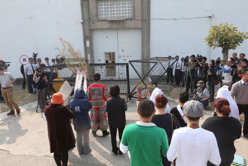 高雄受刑人挾持人質案以6囚飲彈自盡收場,13日下午家屬到高雄大寮監獄招魂 高雄受刑人挾持人質案以6囚飲彈自盡收場,13日下午家屬到高雄大寮監獄招魂