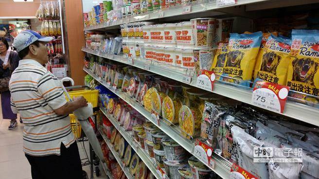 臺灣要求15日起,東京都、靜岡縣等地區逾800項“高風險產品”要附輻射檢測證明,但日方盼延后實施,雙方協商破局,日本食品停止輸臺。(中時報系資料圖) 臺灣要求15日起,東京都、靜岡縣等地區逾800項“高風險產品”要附輻射檢測證明,但日方盼延后實施,雙方協商破局,日本食品停止輸臺。(中時報系資料圖)