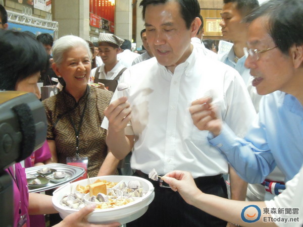 馬英九力挺愛(ài)心“庇護(hù)工廠” 現(xiàn)場(chǎng)秀手語(yǔ)為聽(tīng)障者打氣 馬英九力挺愛(ài)心“庇護(hù)工廠” 現(xiàn)場(chǎng)秀手語(yǔ)為聽(tīng)障者打氣