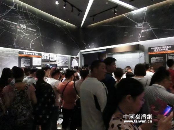 參觀侵華日軍第七三一部隊罪證陳列館的記者團及游客(中國臺灣網 王文英 攝) 參觀侵華日軍第七三一部隊罪證陳列館的記者團及游客(中國臺灣網 王文英 攝)