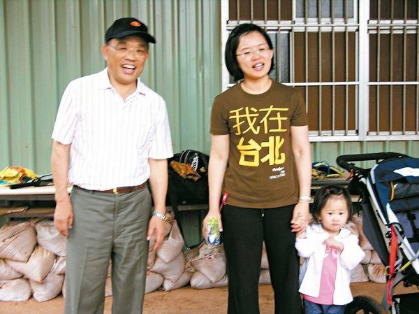 蘇貞昌父女首度同臺(tái),托黨內(nèi)人士多幫忙女兒。(網(wǎng)絡(luò)圖) 蘇貞昌父女首度同臺(tái),托黨內(nèi)人士多幫忙女兒。(網(wǎng)絡(luò)圖)