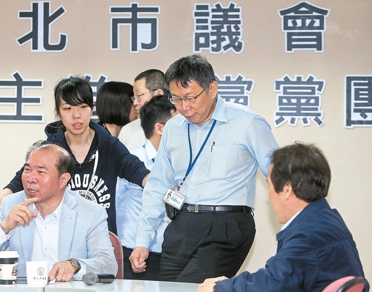 柯文哲批遠雄有馬英九撐腰 兩度搥桌還哽咽 柯文哲批遠雄有馬英九撐腰 兩度搥桌還哽咽