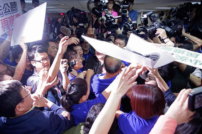 藍綠“立委”爆推擠沖突 藍綠“立委”爆推擠沖突