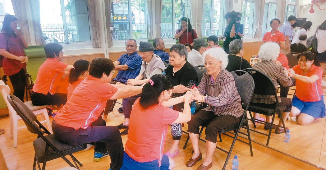 長照2.0今起試辦,蔡英文強調(diào)“只許成功,不許失敗”。圖為高雄市府在大同小學(xué)設(shè)照顧中心,照護員在幫老人做伸展 長照2.0今起試辦,蔡英文強調(diào)“只許成功,不許失敗”。圖為高雄市府在大同小學(xué)設(shè)照顧中心,照護員在幫老人做伸展