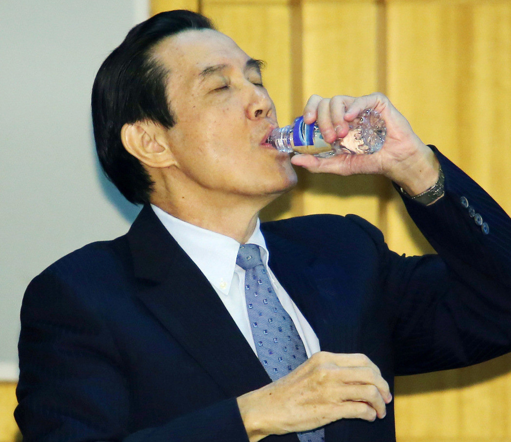 馬英九東吳大學(xué)開課論“南海仲裁” 當(dāng)場(chǎng)豪飲太平水 馬英九東吳大學(xué)開課論“南海仲裁” 當(dāng)場(chǎng)豪飲太平水