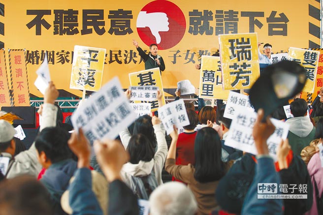 “北北基”安定力量聯盟24日在汐止火車站前發起罷免“時代力量立委”黃國昌,聯署書逾3000份,已達第1階段門坎 “北北基”安定力量聯盟24日在汐止火車站前發起罷免“時代力量立委”黃國昌,聯署書逾3000份,已達第1階段門坎