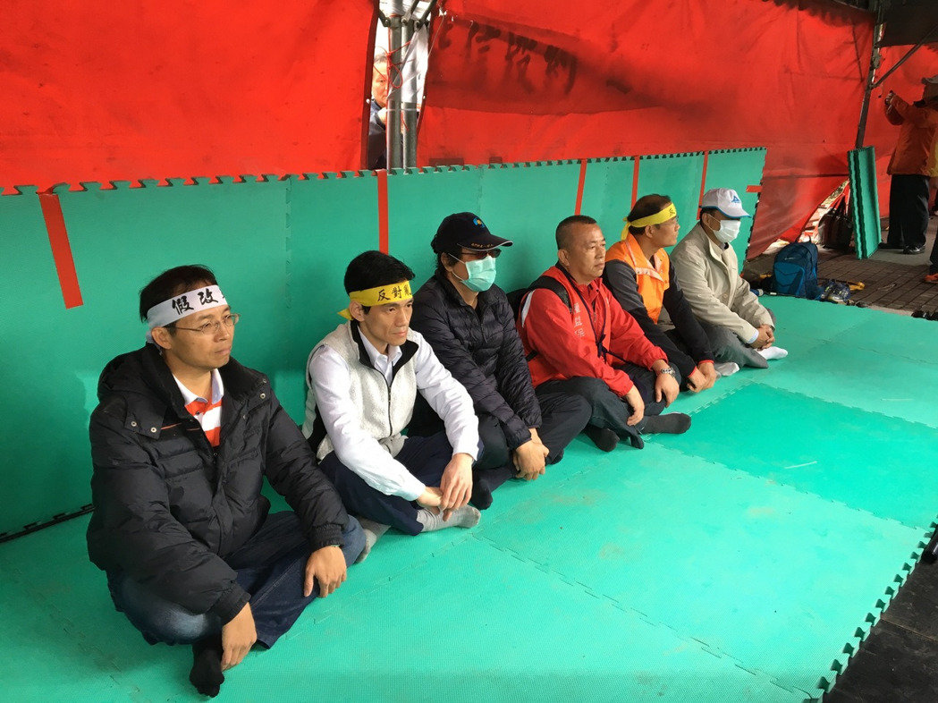 軍公教絕食反年金改革 沈富雄:蔡英文民調還會探底 軍公教絕食反年金改革 沈富雄:蔡英文民調還會探底