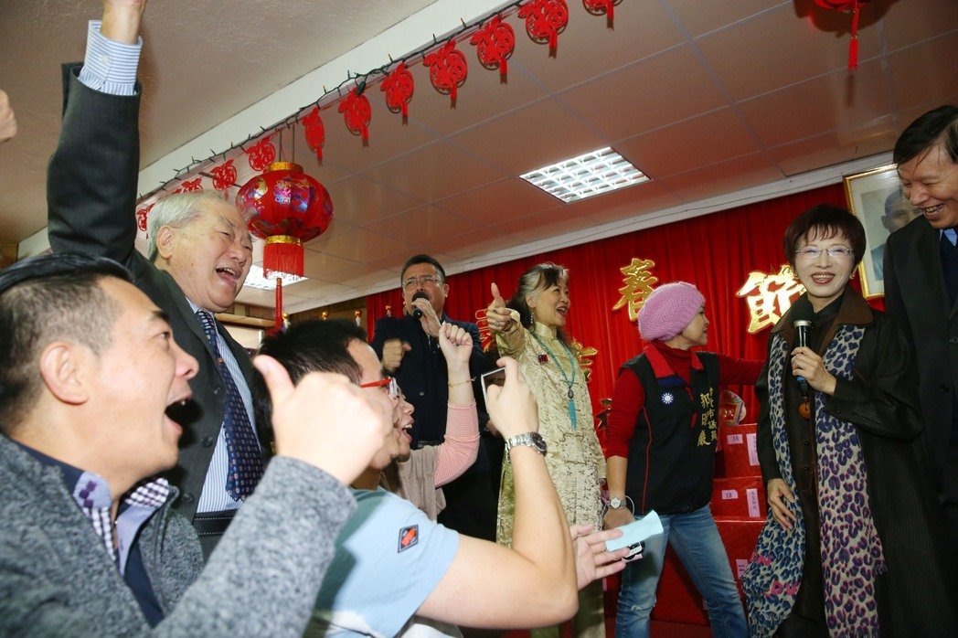 國民黨主席洪秀柱(右二)30日上午前往臺(tái)北市寧波同鄉(xiāng)會(huì)春節(jié)團(tuán)拜,鄉(xiāng)親們高呼“凍蒜”替她加油 國民黨主席洪秀柱(右二)30日上午前往臺(tái)北市寧波同鄉(xiāng)會(huì)春節(jié)團(tuán)拜,鄉(xiāng)親們高呼“凍蒜”替她加油