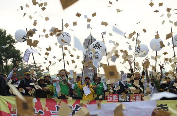 臺灣官員炮轟蔡英文“年改”太狠毒 只準(zhǔn)流血不聽呼痛 臺灣官員炮轟蔡英文“年改”太狠毒 只準(zhǔn)流血不聽呼痛