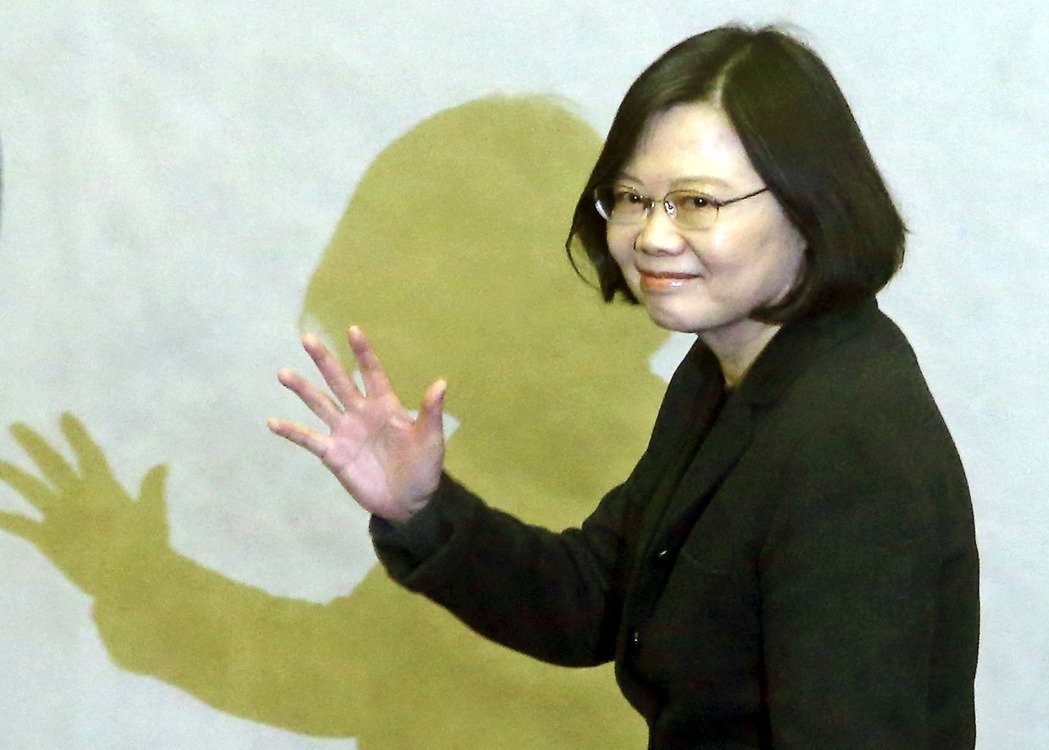 臺媒:蔡英文特勤嚴防握手放毒 隨身帶解毒劑保命 臺媒:蔡英文特勤嚴防握手放毒 隨身帶解毒劑保命