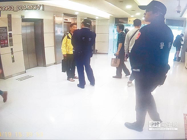 臺官員遭警員臨檢拒絕配合 網友酸:有民進黨證了不起 臺官員遭警員臨檢拒絕配合 網友酸:有民進黨證了不起