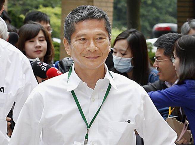 臺官員遭警員臨檢拒絕配合 網友酸:有民進黨證了不起 臺官員遭警員臨檢拒絕配合 網友酸:有民進黨證了不起