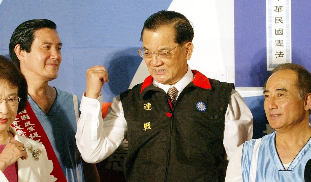 2005年國民黨主席選舉,由當時的臺北市長馬英九(左)對上立法院長王金平(右)。 2005年國民黨主席選舉,由當時的臺北市長馬英九(左)對上立法院長王金平(右)。