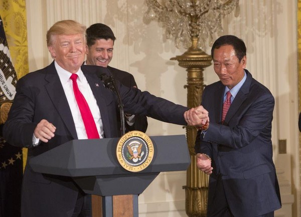 學(xué)者談郭臺銘赴美投資:"老鷹"飛美國 小英只剩"大鵬" 學(xué)者談郭臺銘赴美投資:"老鷹"飛美國 小英只剩"大鵬"