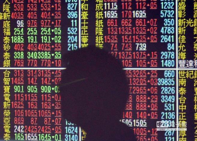 馬英九就職7周年,臺股520魔咒再現,今日下挫31點,摔落9700點大關。(中時報系圖) 馬英九就職7周年,臺股520魔咒再現,今日下挫31點,摔落9700點大關。(中時報系圖)