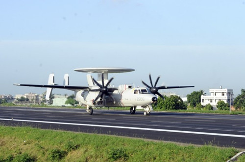 臺軍漢光演習E-2K首次參演成功沖場落地