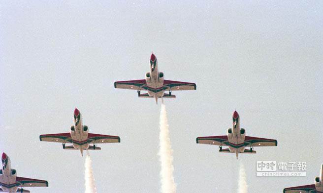 臺(tái)軍2架AT-3教練機(jī)擦撞1機(jī)墜毀 一中校身亡 臺(tái)軍2架AT-3教練機(jī)擦撞1機(jī)墜毀 一中校身亡