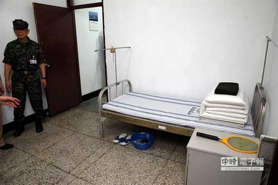 馬英九將成文臺灣歷史上首位夜宿連長寢室的“三軍統帥”。 馬英九將成文臺灣歷史上首位夜宿連長寢室的“三軍統帥”。