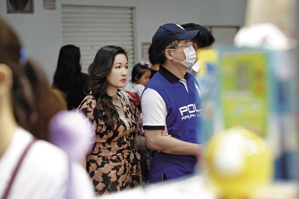 藍營戰神蔡正元告別政壇 娶小19歲馬尾妹63歲再當奶爸 藍營戰神蔡正元告別政壇 娶小19歲馬尾妹63歲再當奶爸