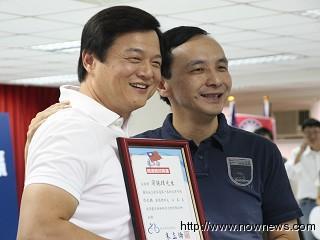 朱立倫聘請(qǐng)周錫瑋擔(dān)任競(jìng)選總部主任委員,周錫瑋從朱立倫手中接過(guò)聘書(shū)。圖片來(lái)源:臺(tái)灣“今日新聞網(wǎng)”