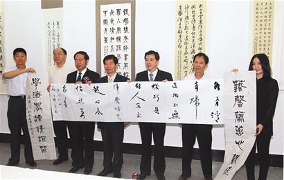 福建省委宣傳部副部長朱清(右三)出席陳志聲(右四)書法個展。圖片來源:東南網-海峽導報