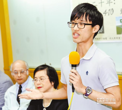 上課一條蟲、網(wǎng)上一條龍臺學(xué)者憂心民粹凌駕教育