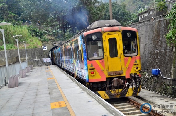 “全臺灣最美鐵路支線”─深澳線,年初因海科館開幕而復駛,未來更將向西連結(jié)至菁桐車站 “全臺灣最美鐵路支線”─深澳線,年初因海科館開幕而復駛,未來更將向西連結(jié)至菁桐車站