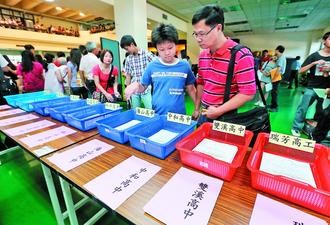 臺灣“雙北”續招亂象:校長哭家長罵學生苦