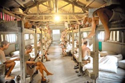 上世紀五十年代監禁政治犯的新生訓導處,以蠟像模擬就寢前一小時的自由活動時間