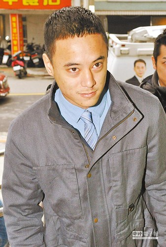 蔣友青恐嚇學校案再開庭面露疲態(tài)數(shù)次打哈欠(圖)