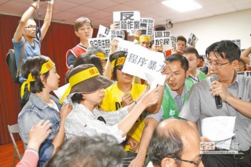 權(quán)益在哪?反南鐵東移自救會(huì)居民為爭(zhēng)取自身權(quán)益,面對(duì)都發(fā)局局長(zhǎng)吳欣修(右一)的說(shuō)明,認(rèn)為是市府程序暴力。(林文煌攝)