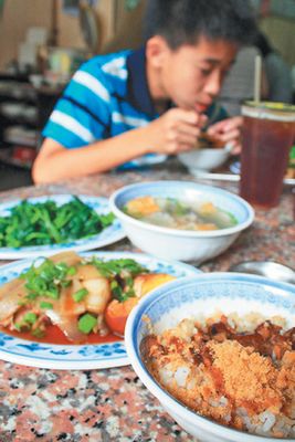 把客人當(dāng)家人 臺(tái)南一小吃攤老板25年不漲價(jià) 把客人當(dāng)家人 臺(tái)南一小吃攤老板25年不漲價(jià)