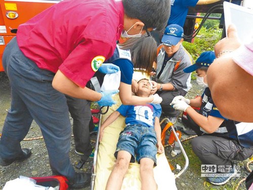 兒踩空父撲救大陸父子雙雙墜落阿里山深谷(圖) 兒踩空父撲救大陸父子雙雙墜落阿里山深谷(圖)