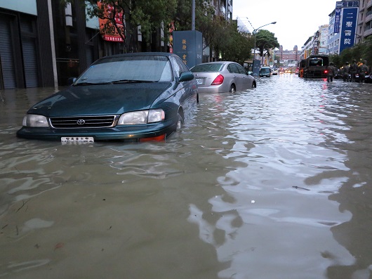 高雄“災上加災”一夜大雨 災區(qū)成了“海”