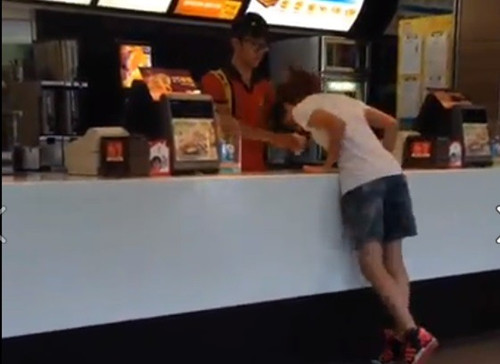 網(wǎng)友再整快餐店員工學(xué)公雞猛啄冰淇淋(圖)