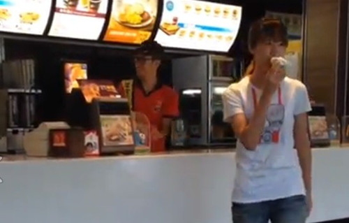 網(wǎng)友再整快餐店員工 學(xué)公雞猛啄冰淇淋 網(wǎng)友再整快餐店員工 學(xué)公雞猛啄冰淇淋