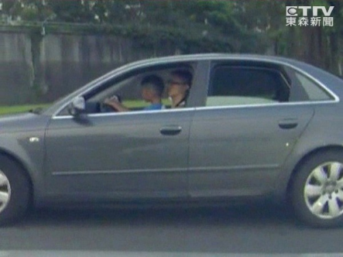 車主讓男童掌方向盤網(wǎng)友:家長很不負(fù)責(zé)(圖)