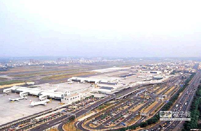 塔臺忙驅鳥 高雄機場兩客機險對撞(圖) 塔臺忙驅鳥 高雄機場兩客機險對撞(圖)