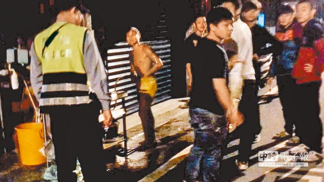 警方要求青少年現場清掃干凈才能離開。(圖片來源:臺灣中時電子報) 警方要求青少年現場清掃干凈才能離開。(圖片來源:臺灣中時電子報)