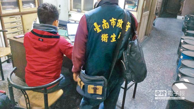 臺南市衛生局上周六稽查芊鑫實業社,37歲負責人盧嘉芊(左)接受稽查。(圖片由臺南市衛生局提供) 臺南市衛生局上周六稽查芊鑫實業社,37歲負責人盧嘉芊(左)接受稽查。(圖片由臺南市衛生局提供)