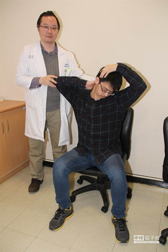 臺醫師:40歲女子沉迷手機游戲導致頸椎病變