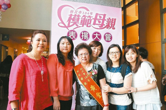 再苦都要在身邊一母身兼多職養大6個女兒(圖)