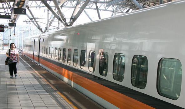 高鐵站沿線地層下陷問題,其中彰化和云林共有3處地層下陷較去年嚴重。(東森新聞圖) 高鐵站沿線地層下陷問題,其中彰化和云林共有3處地層下陷較去年嚴重。(東森新聞圖)