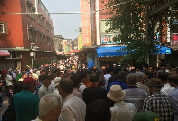 艋舺公園發生刺殺警案后,現場涌進大量看熱鬧民眾。(東森新聞圖 記者孫曜樟攝) 艋舺公園發生刺殺警案后,現場涌進大量看熱鬧民眾。(東森新聞圖 記者孫曜樟攝)