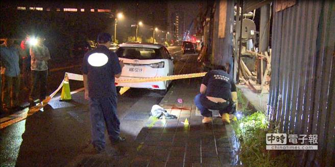 警方在暗夜中勘驗現場 警方在暗夜中勘驗現場