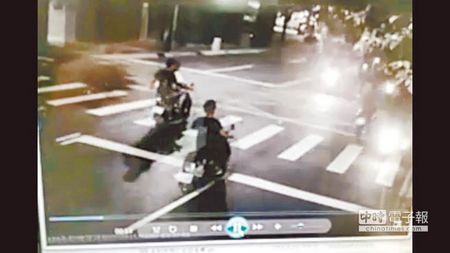 百人深夜街頭飆車 持棍棒傷人丟汽油彈叫囂味濃(圖) 百人深夜街頭飆車 持棍棒傷人丟汽油彈叫囂味濃(圖)