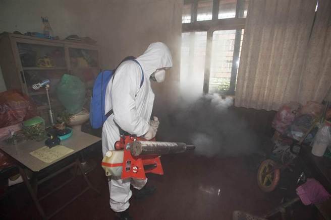 臺(tái)南市登革熱病例數(shù)突破2萬(wàn)大關(guān),臺(tái)軍化學(xué)兵到東區(qū)民宅進(jìn)行噴藥作業(yè) 臺(tái)南市登革熱病例數(shù)突破2萬(wàn)大關(guān),臺(tái)軍化學(xué)兵到東區(qū)民宅進(jìn)行噴藥作業(yè)