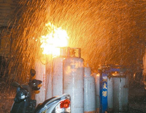 臺(tái)男子疑車行老板修車時(shí)偷油 縱火燒7屋37車 臺(tái)男子疑車行老板修車時(shí)偷油 縱火燒7屋37車